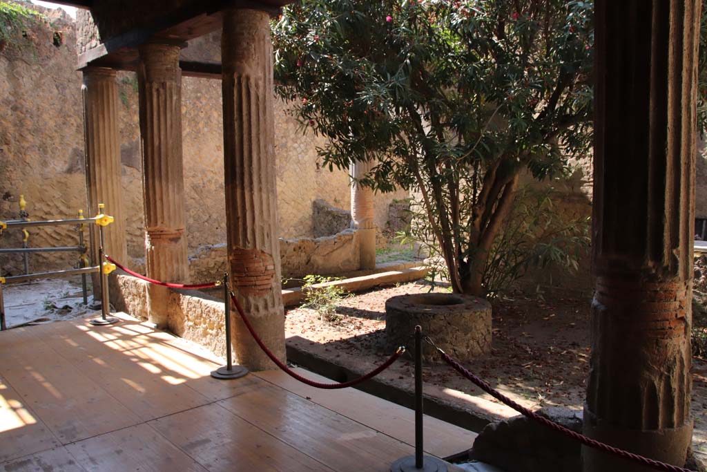 V.15 Herculaneum. September 2021. Looking south-east from portico towards kitchen area. Photo courtesy of Klaus Heese.
